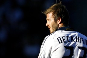FIFA转播权争议-天降神兵！德布劳内绝杀巴黎，曼城爆冷晋级引爆全场